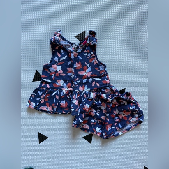 Vince Camuto|Baby girl floral Navy matching set,cute tank & shorts set•••12M - Picture 2 of 4